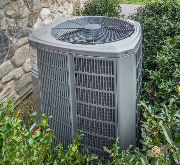 Heating and air conditioning unit in back of a residence air conditioning stock pictures, royalty-free photos & images